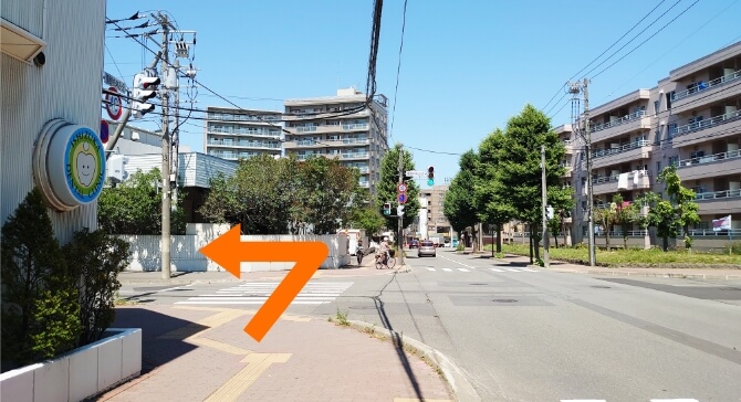 信号部分に「厚別中央２－２」が見えます。右手に住宅街、左手に商業施設が見えることを確認し、信号を渡り左に曲がります。